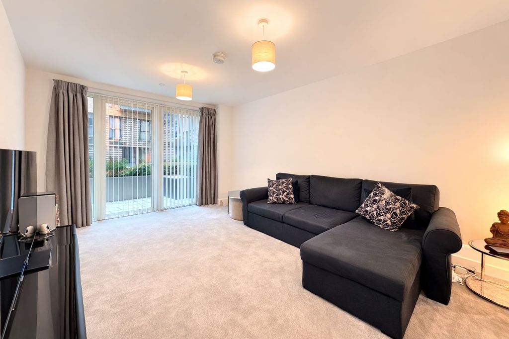 Property photo 3 of 18 Lounge