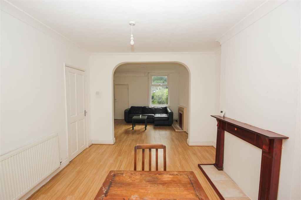 Property photo 2 of 11 Through Lounge.Jpg