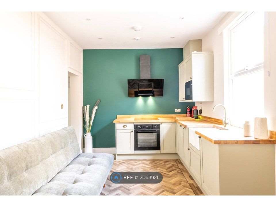 Property photo 2 of 33 Kitchen/ Living