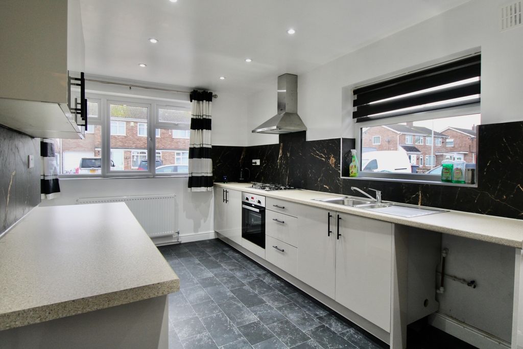 Property photo 3 of 8 Kitchen