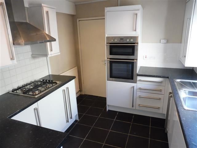 Property photo 3 of 11 Kitchen