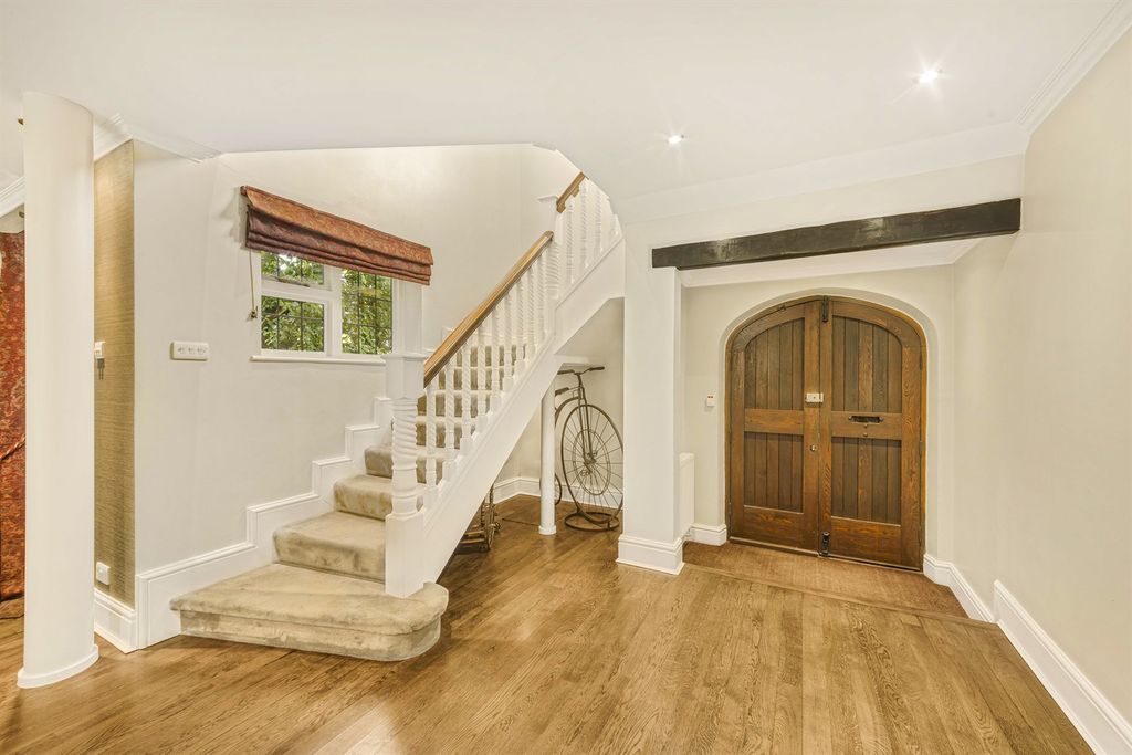 Property photo 2 of 16 Entrance Hall