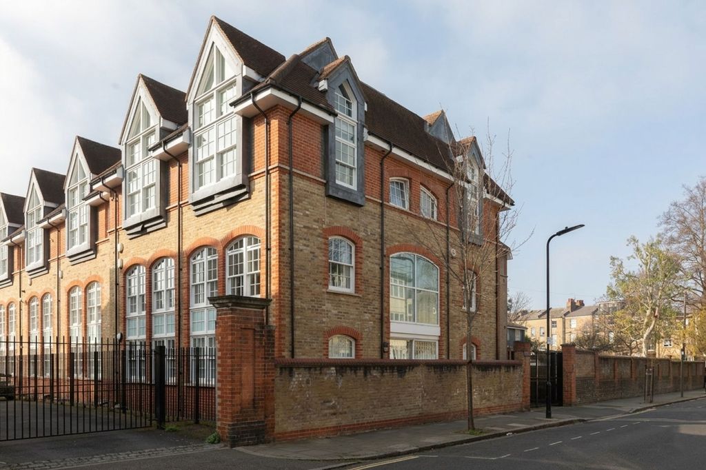Property photo 1 of 11 Artisan Court, E8