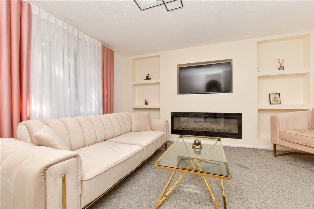 Property photo 3 of 13 Lounge