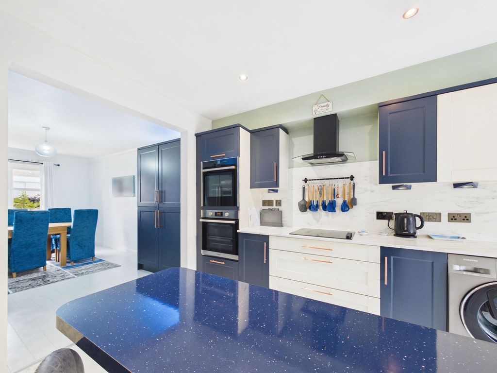 Property photo 3 of 16 Kitchen