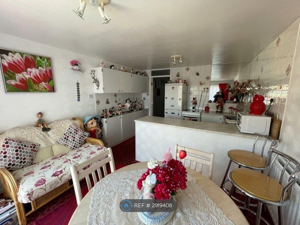 Property photo 3 of 16 Kitchen