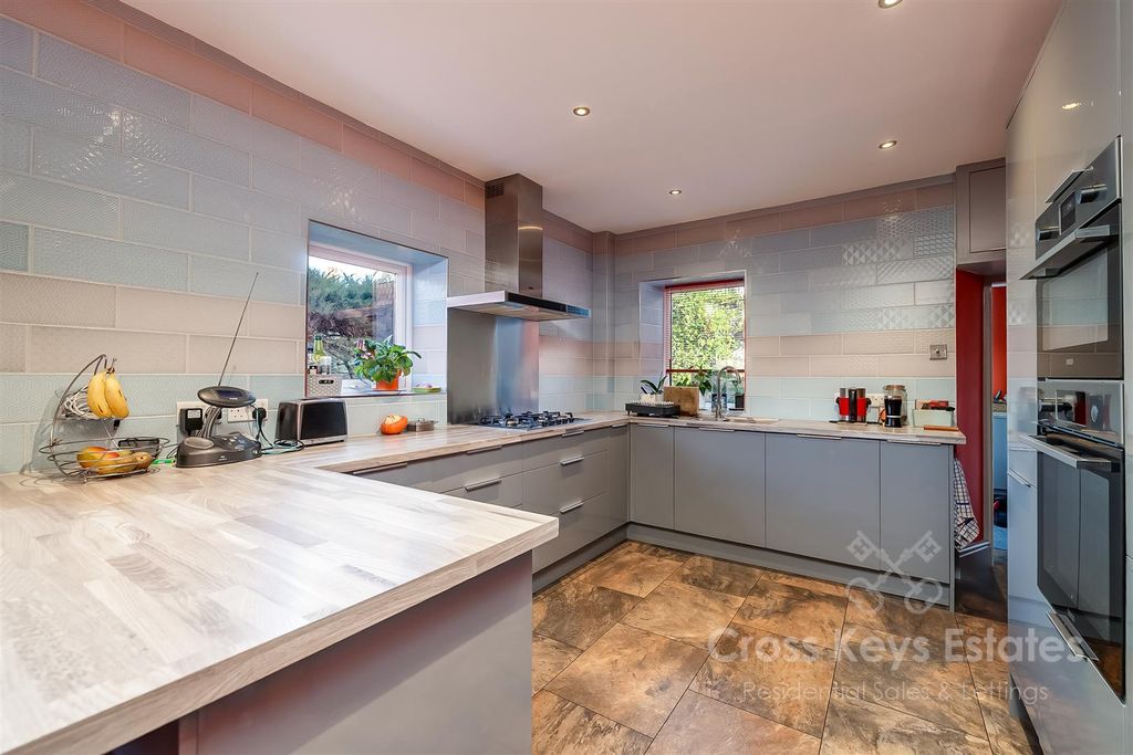 Property photo 3 of 32 Kitchen/Breakfast Room