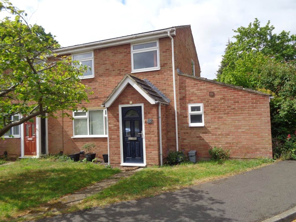 Property photo 1 of 16 Pelham Close 10 Front