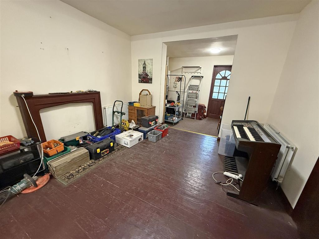 Property photo 3 of 12 Room.Jpg