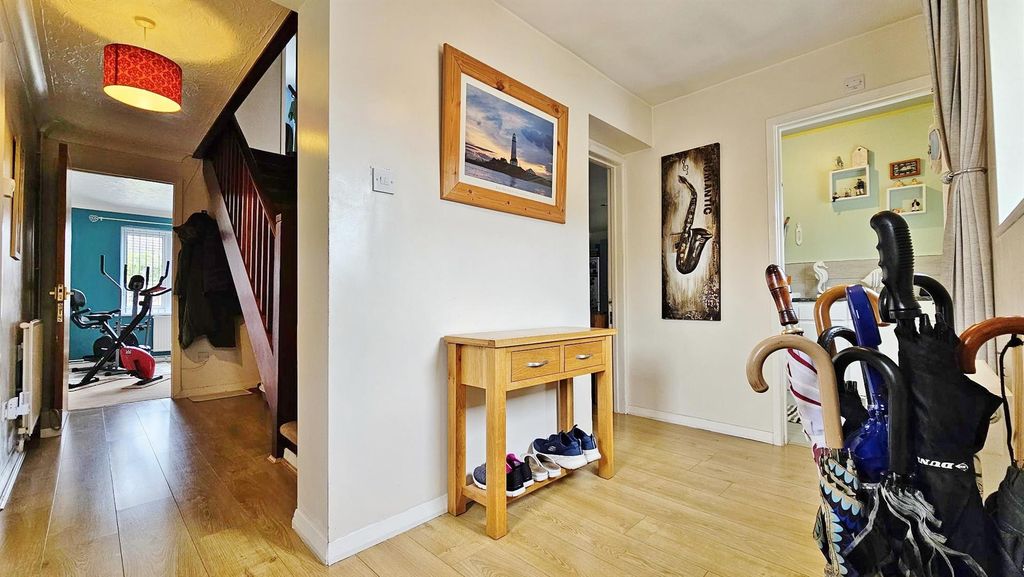Property photo 3 of 27 Entrance Hall