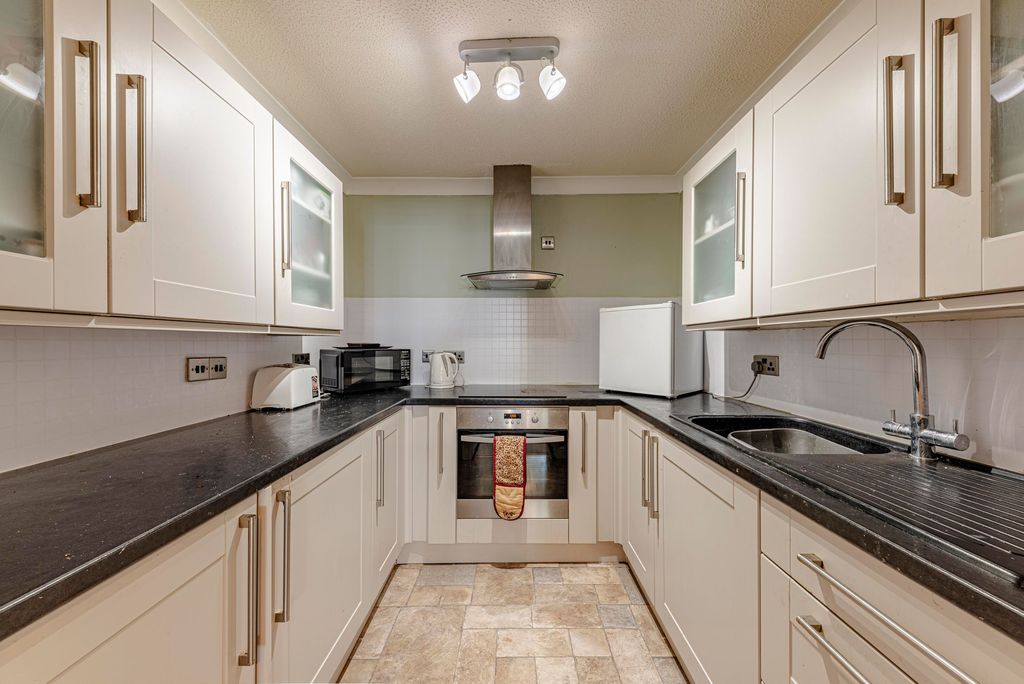 Property photo 3 of 17 Kitchen (1)