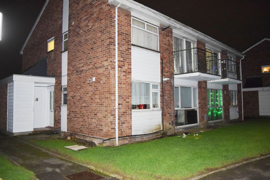 Property photo 1 of 8 Two Bedroom Groud Floor Flat