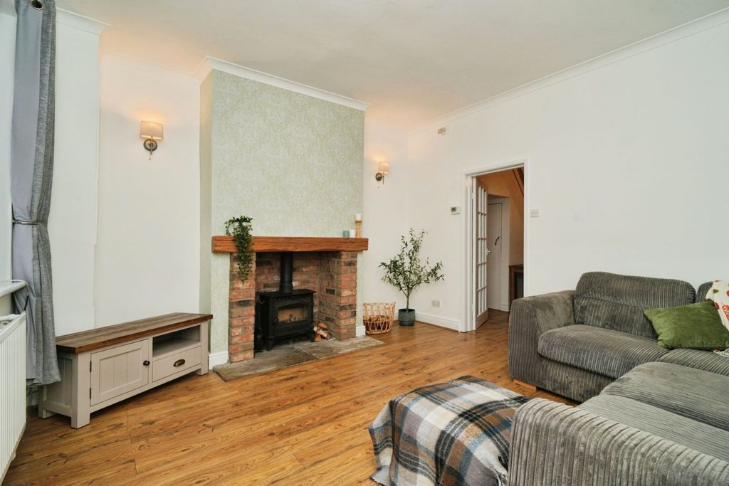 Property photo 1 of 13 Lounge