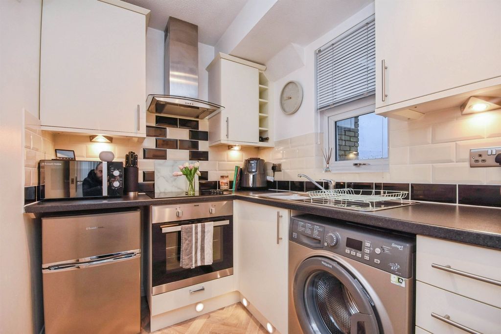 Property photo 1 of 9 Kitchen