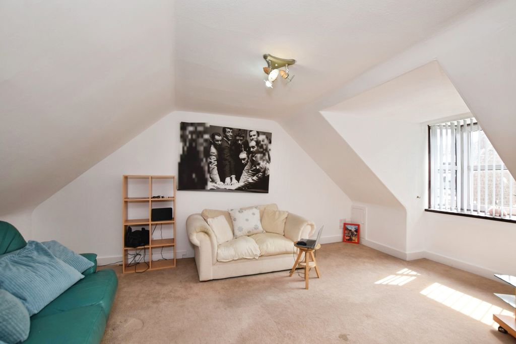 Property photo 3 of 15 Lounge