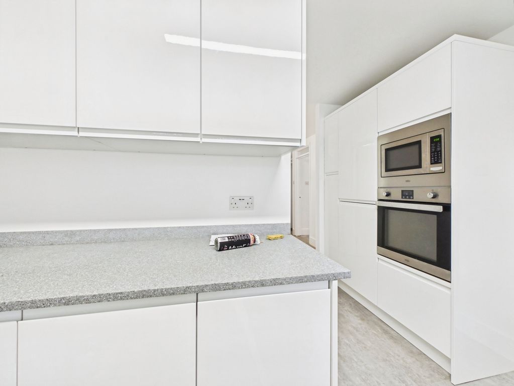 Property photo 3 of 10 1Ea98F5c-Cam04018G0-Pr0668-Still007
