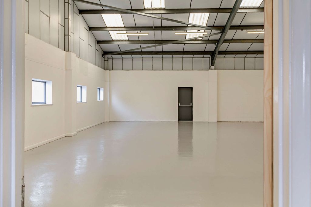 Property photo 3 of 27 8591595-Interior10-800