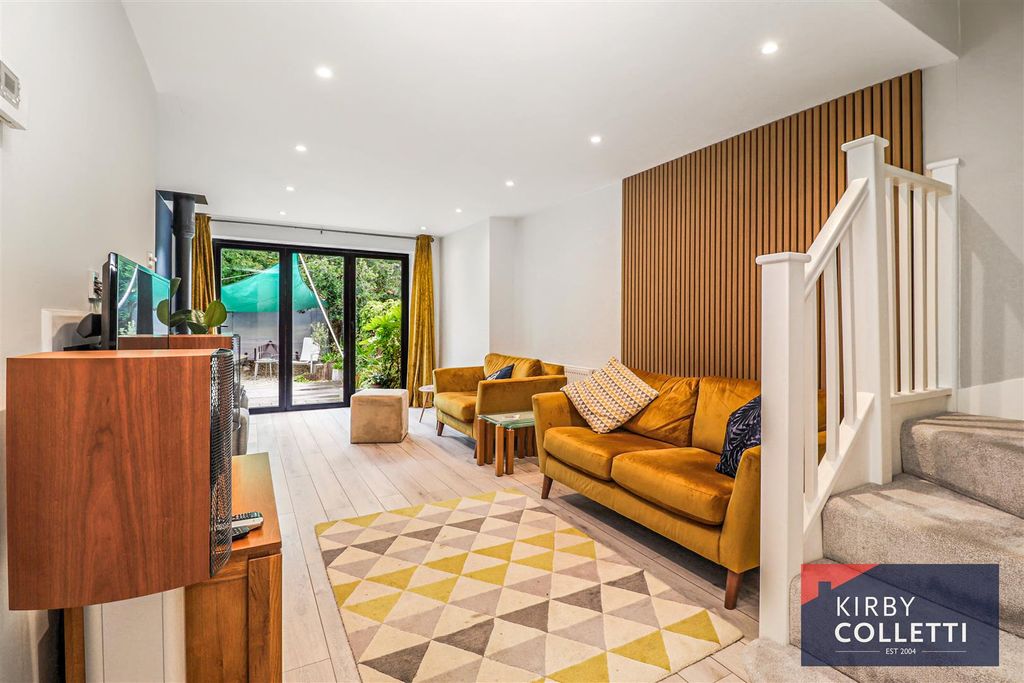 Property photo 2 of 26 Lounge