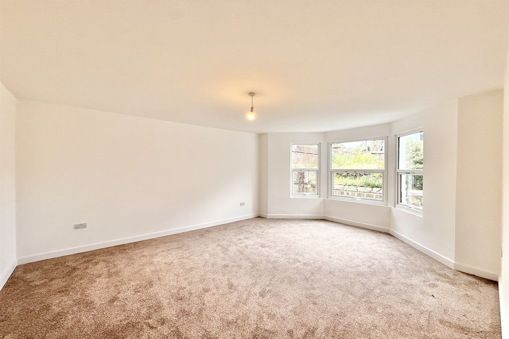 Property photo 1 of 7 (Main)