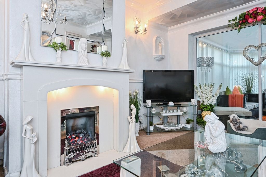 Property photo 2 of 21 Living Room