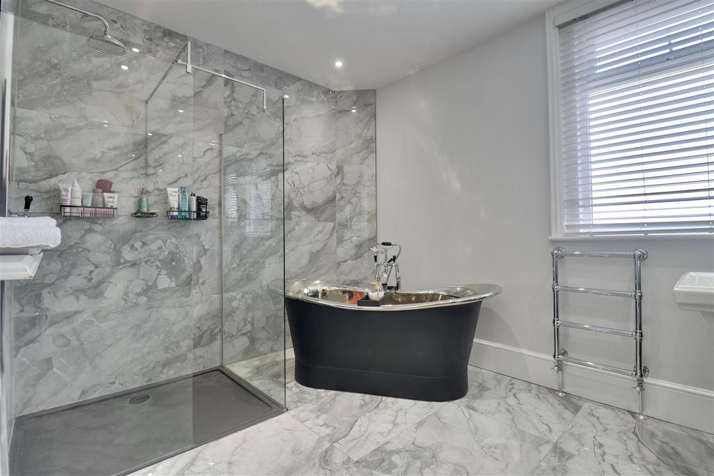 Property photo 2 of 26 B15F2534-E044-4C0E-92CE-288B72F4D8C4_1_201_A.Jpeg