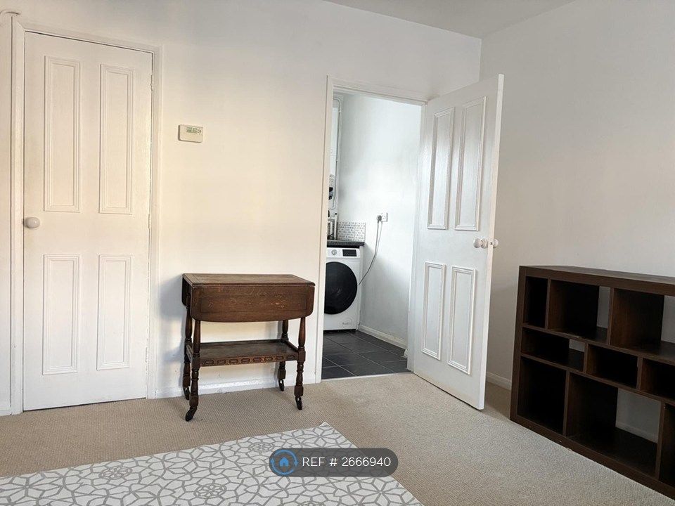 Property photo 2 of 19 Longe/Diner, Door To Kitchen