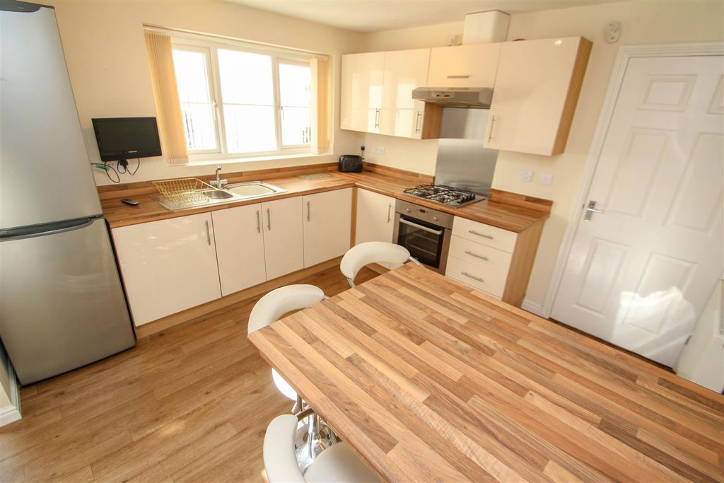 Property photo 2 of 21