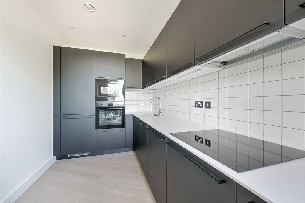 Property photo 1 of 15 Wayfare House South