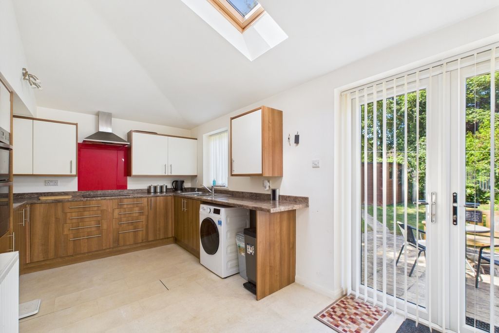 Property photo 3 of 15 Kitchen Breakfast