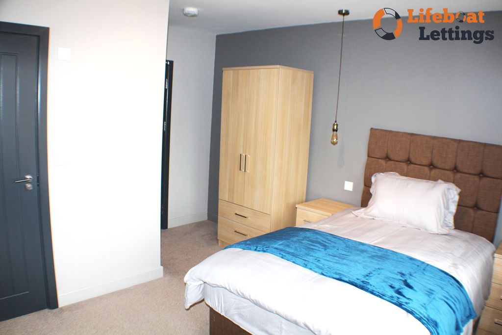 Property photo 3 of 11 Bedroom 2c