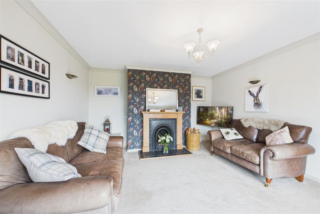 Property photo 3 of 27 Lounge