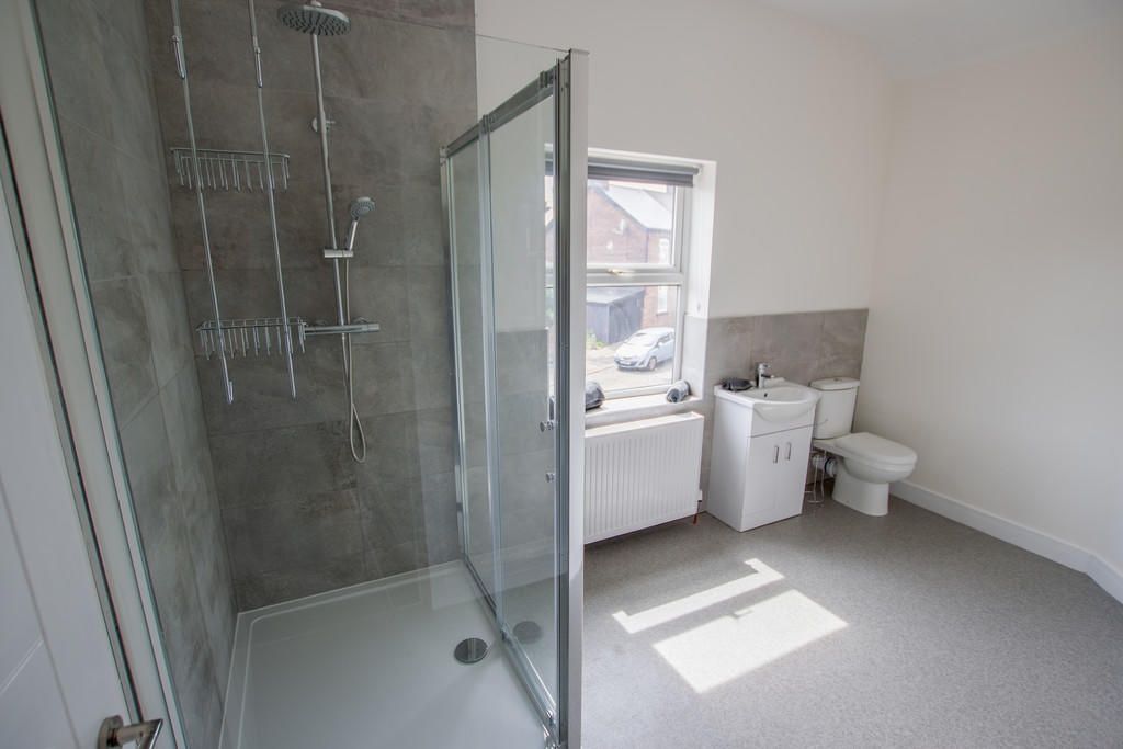 Property photo 1 of 11 Bright And Modern Bathroom Suite Featuring A Spaci...