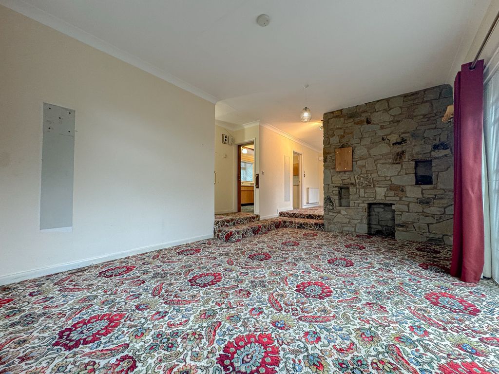 Property photo 3 of 16 Living Room (3)