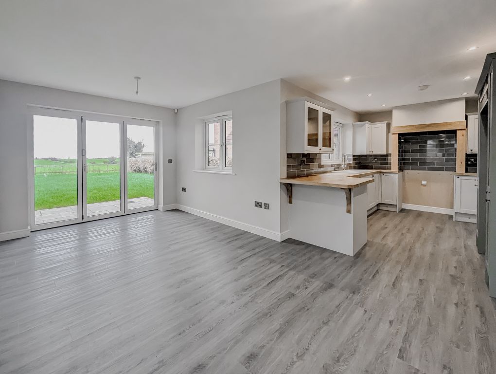 Property photo 2 of 18 Advert-42