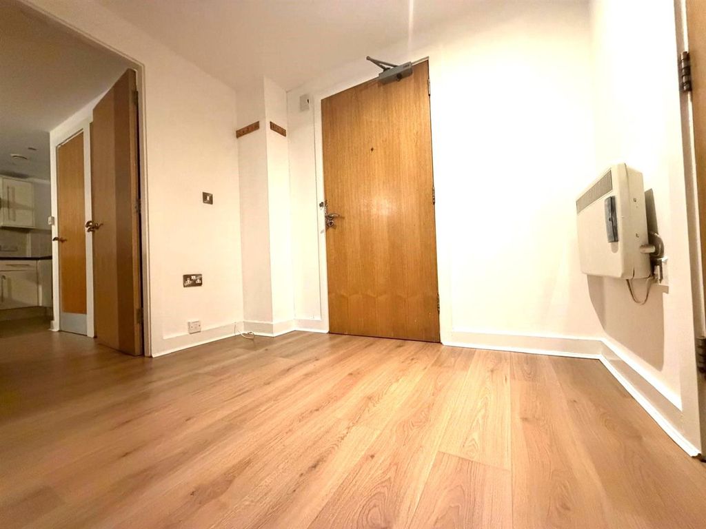 Property photo 2 of 9 4 Hamilton House Hallway 2025.Jpg