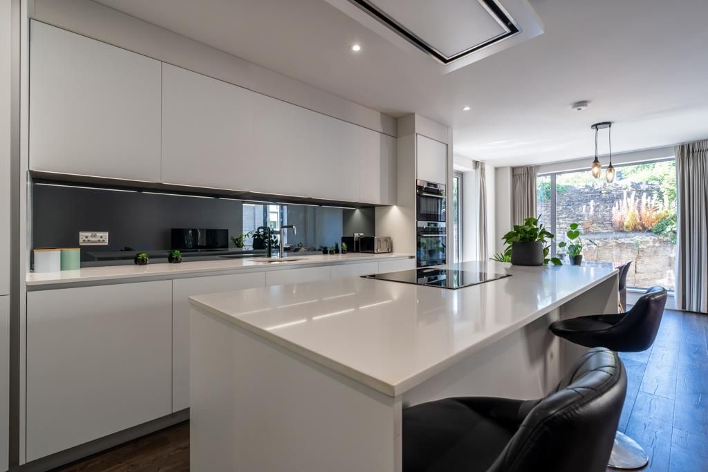 Property photo 3 of 28 Living Kitchen