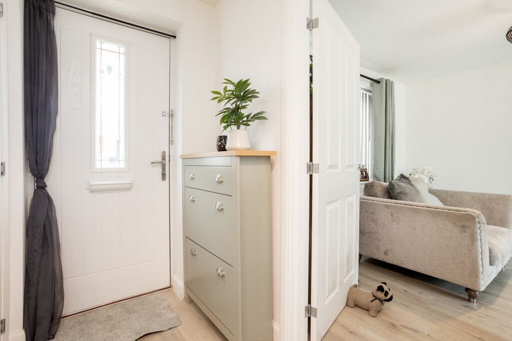 Property photo 3 of 19 Entrance Hall