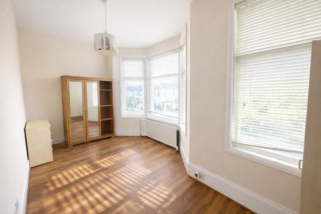 Property photo 2 of 6 Picture No. 15