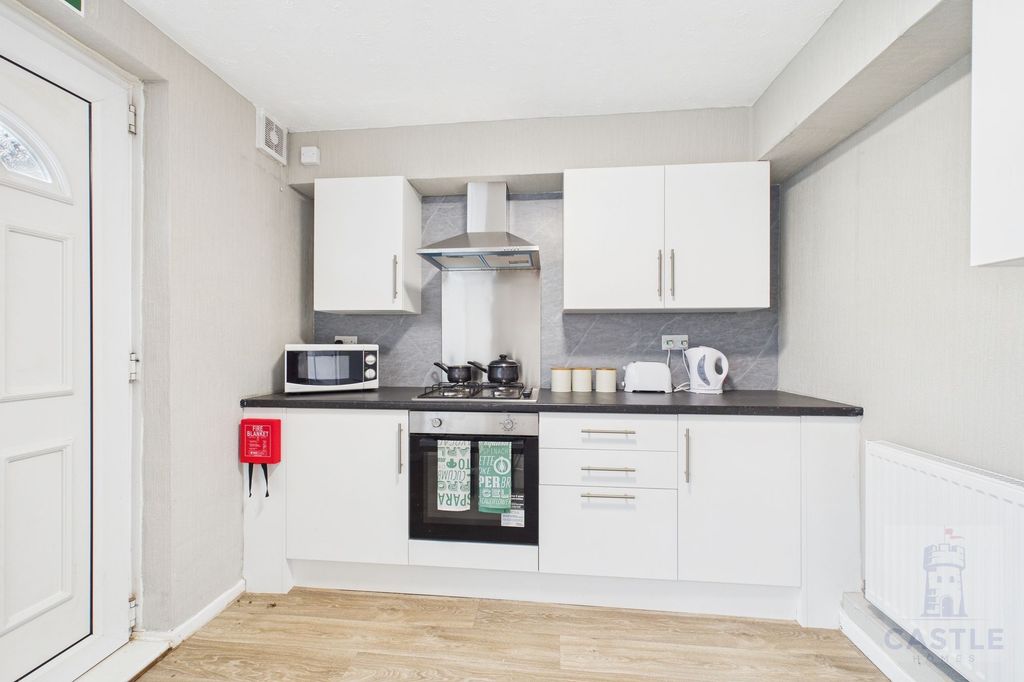 Property photo 3 of 6 Kitchen