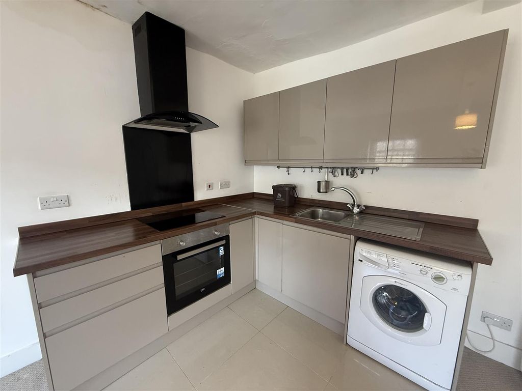 Property photo 3 of 6 Kitchen