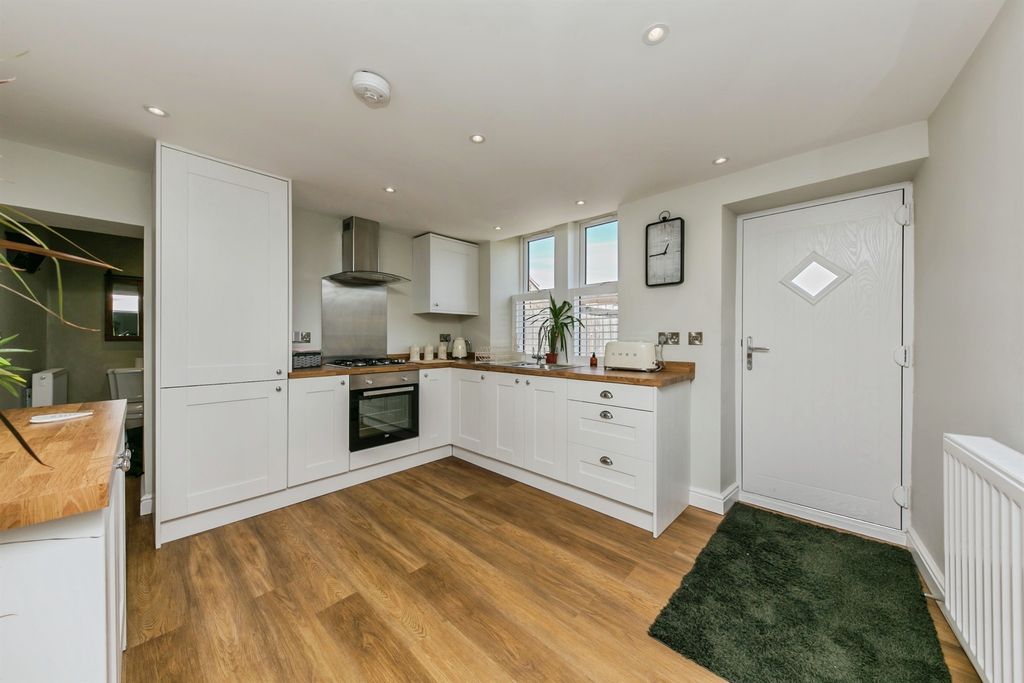 Property photo 3 of 17 Kitchen: