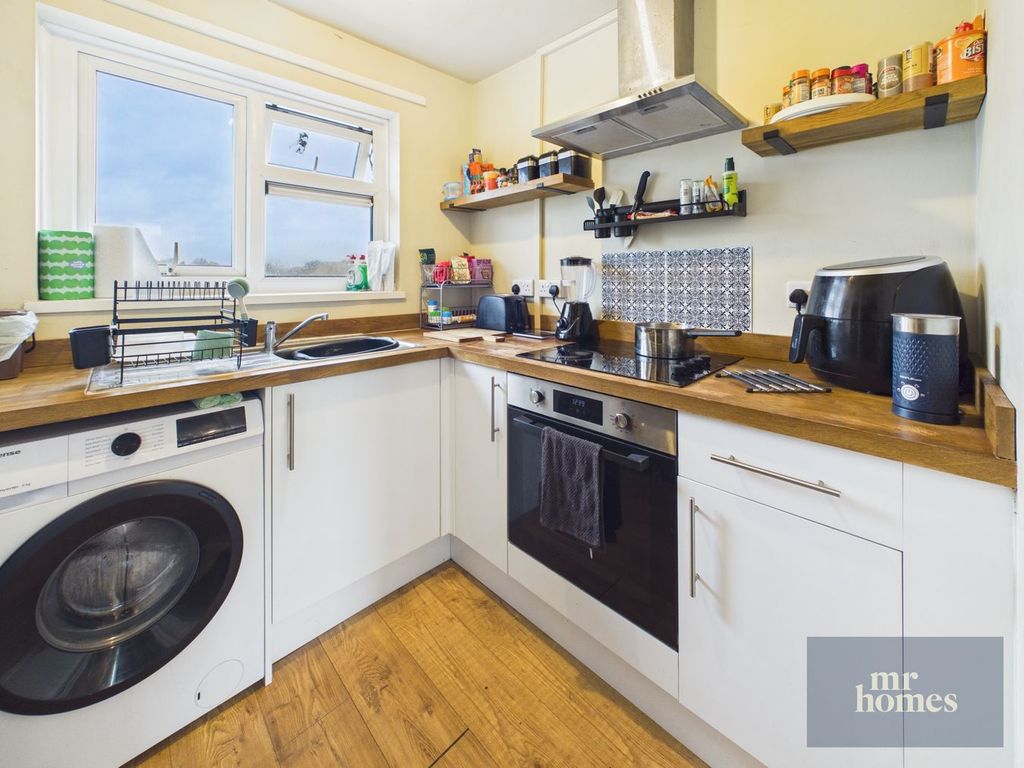 Property photo 2 of 27