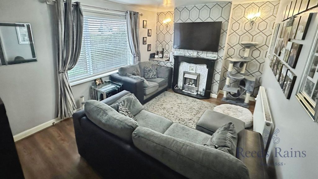 Property photo 3 of 10 Lounge