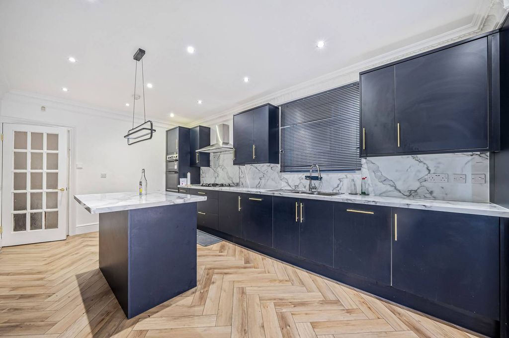 Property photo 3 of 35