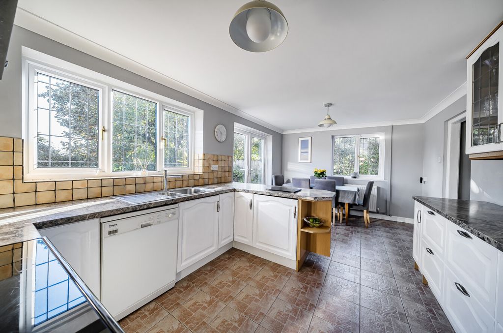 Property photo 3 of 27 1371777-21-68Fb53...