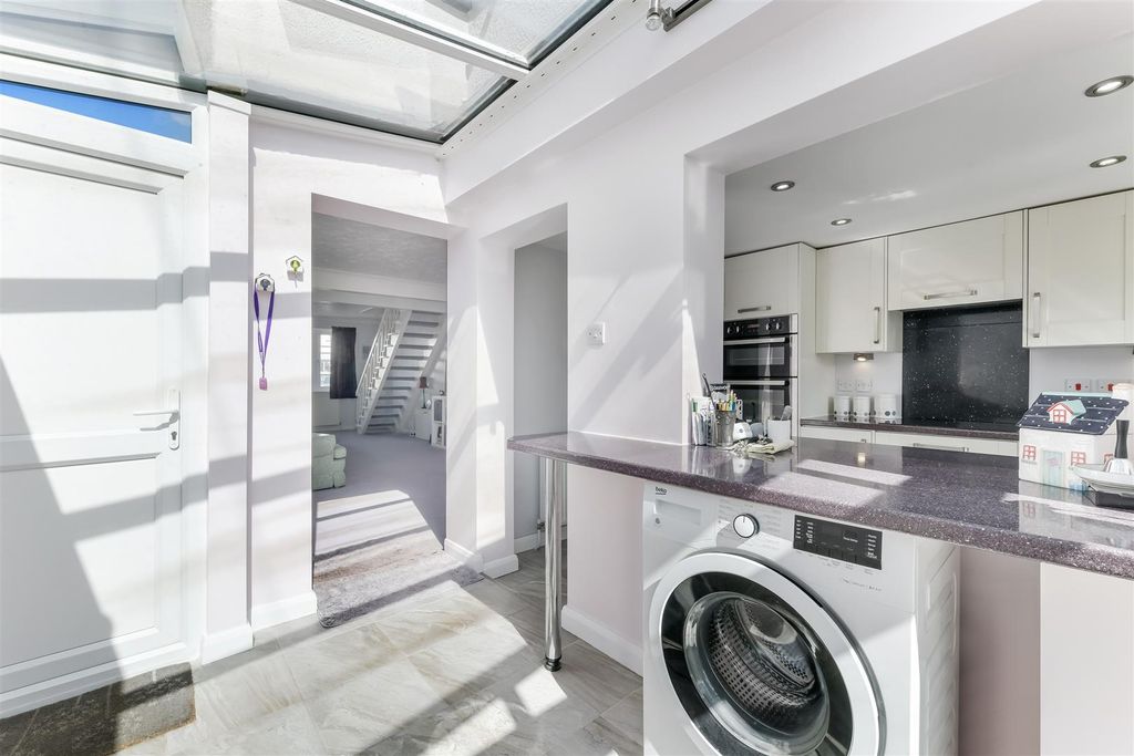 Property photo 2 of 21 Ferndale Road (11).Jpg