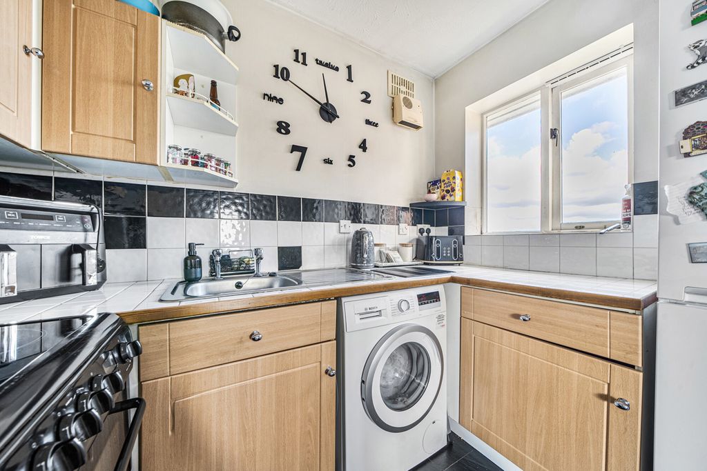 Property photo 2 of 11 Kitchen