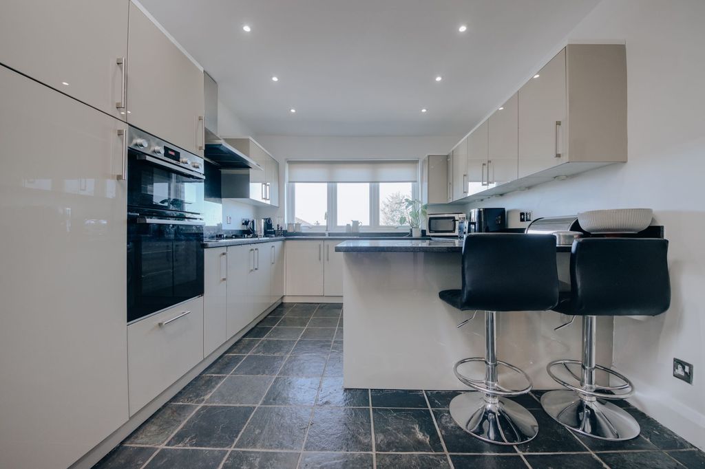 Property photo 3 of 19 Kitchen