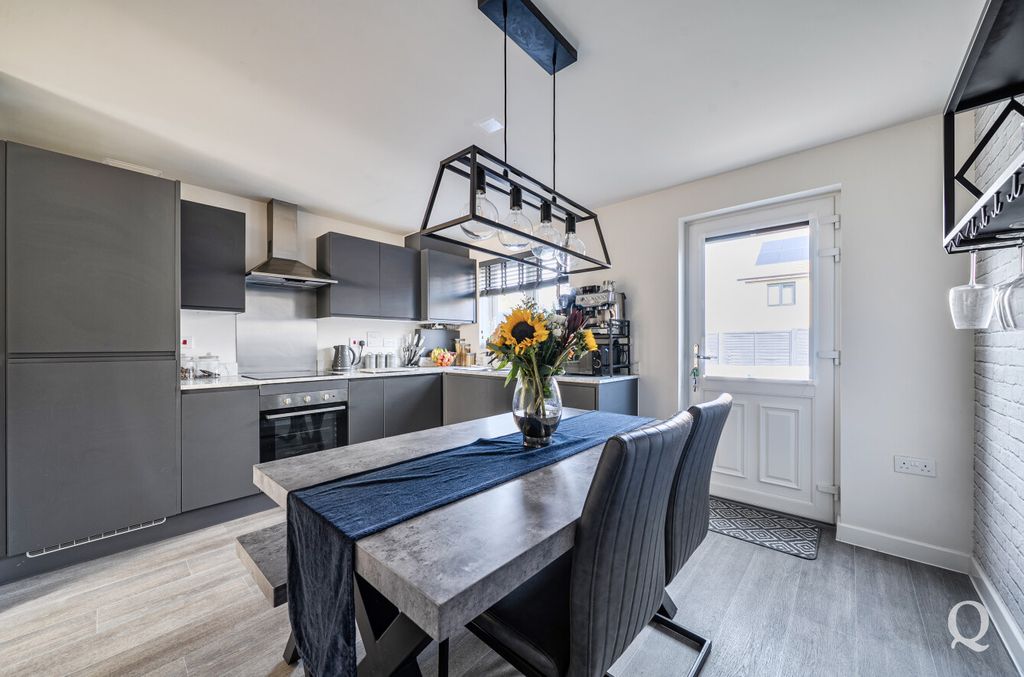 Property photo 2 of 22 462529F6-B080-492...