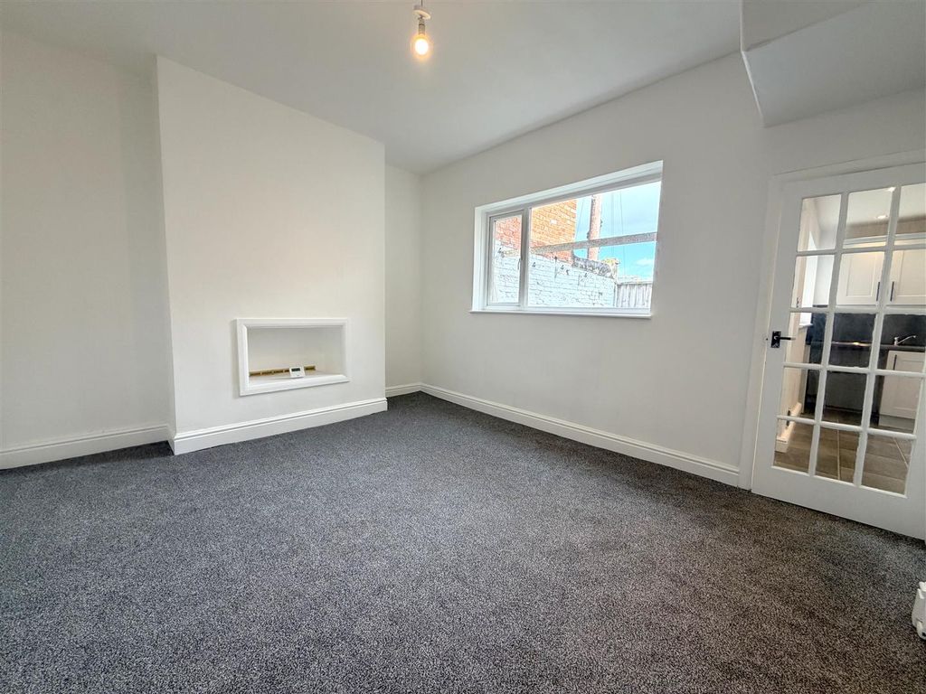 Property photo 3 of 10 Dining Room